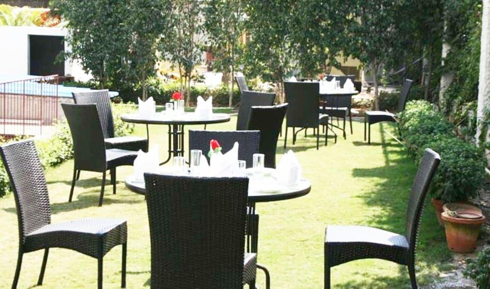 Mantra Amaltas Hotel New Delhi Ngoại thất bức ảnh