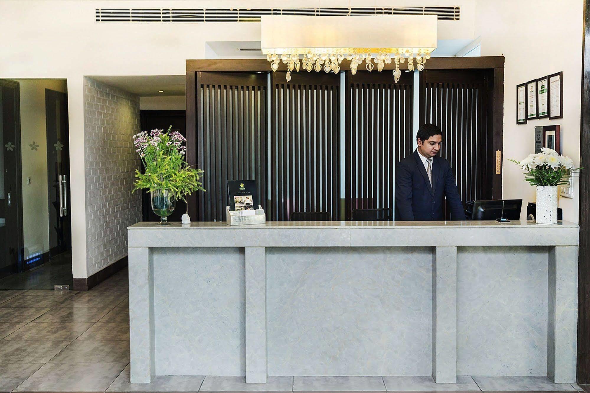 Mantra Amaltas Hotel New Delhi Ngoại thất bức ảnh