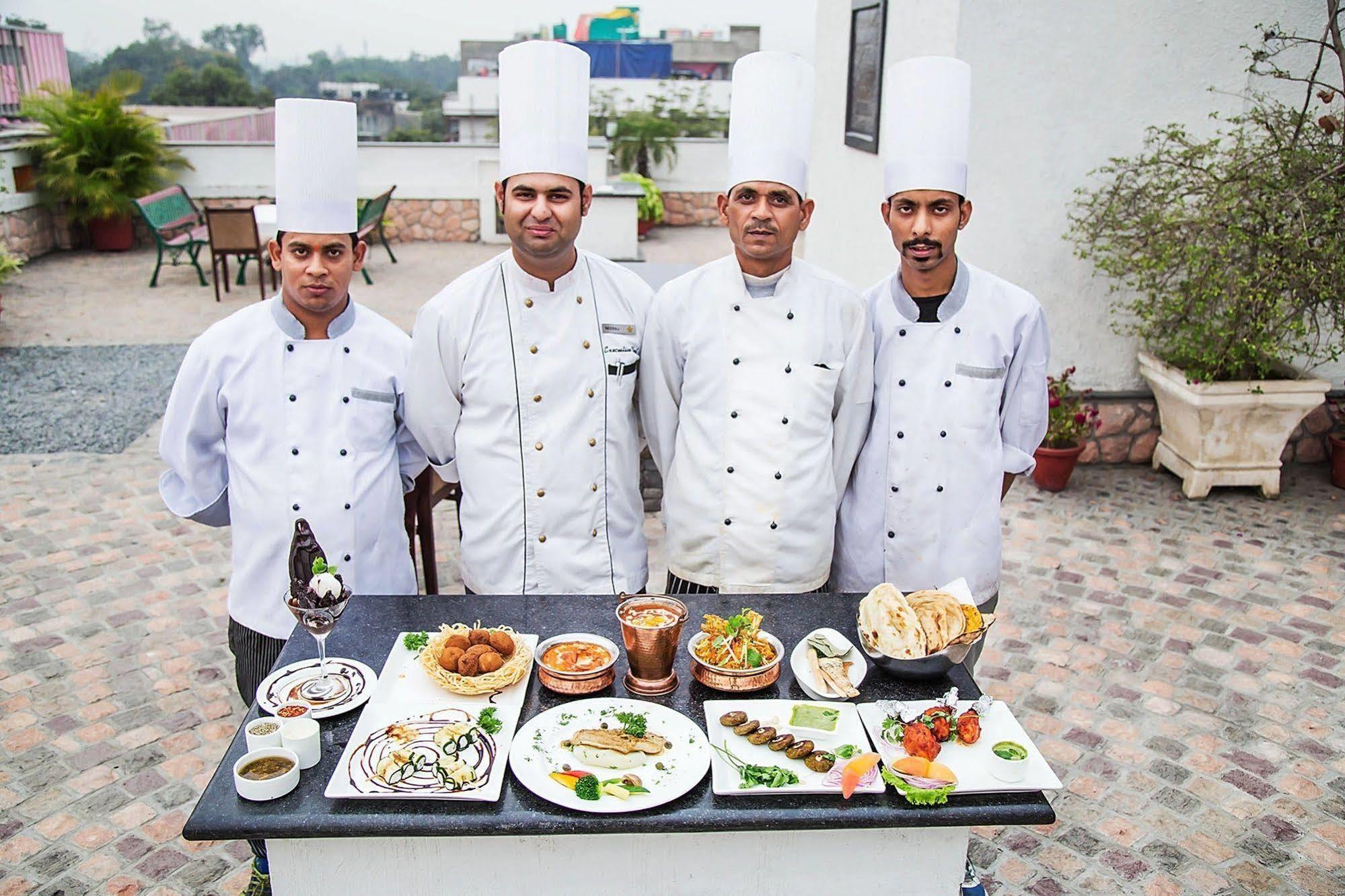 Mantra Amaltas Hotel New Delhi Ngoại thất bức ảnh