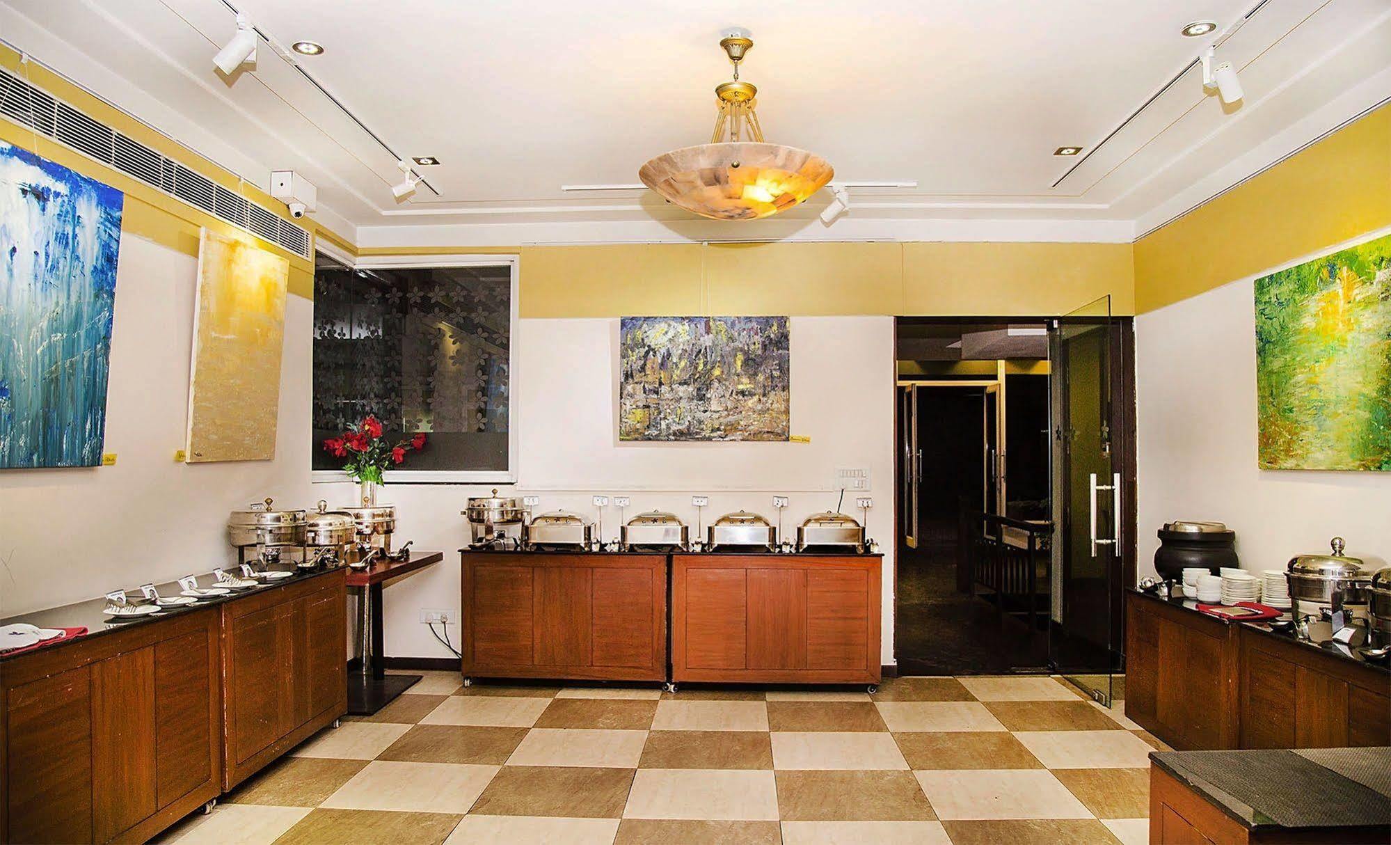 Mantra Amaltas Hotel New Delhi Ngoại thất bức ảnh