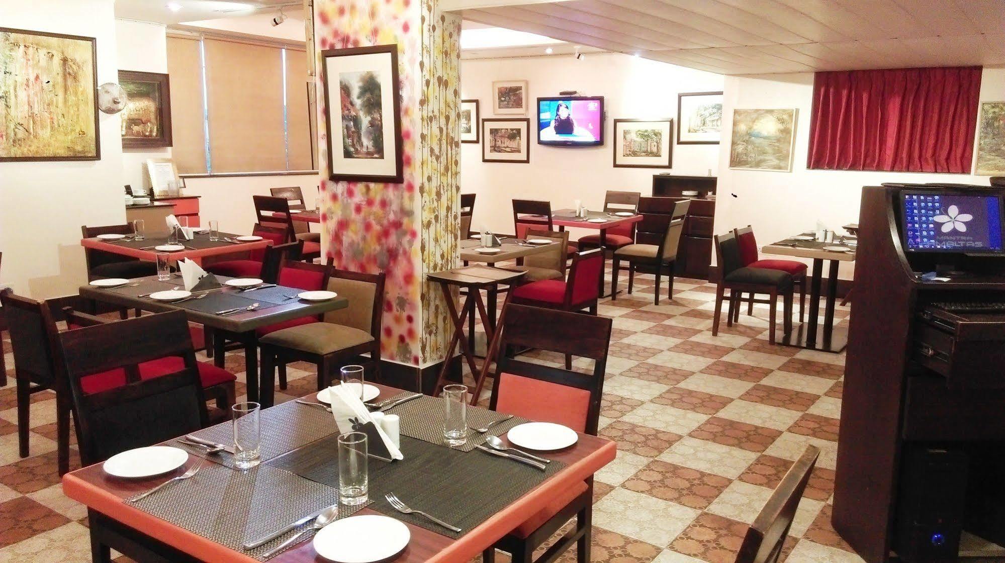 Mantra Amaltas Hotel New Delhi Ngoại thất bức ảnh